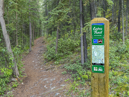 Lakes Trail trailhead signage.